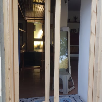 מסגרת עץ לדלתות עם דלת פתוחה למחצה