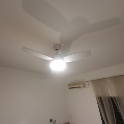 מאוורר תקרה עם תאורה דולקת בחדר שינה