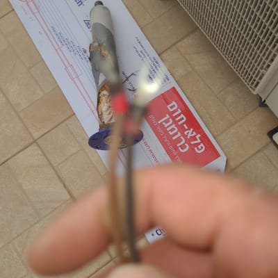 חוטים חשמליים ומחמם מים על קרטון כרומגן