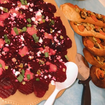 מגש סלק עם גבינה ירקות ולחם ממולא