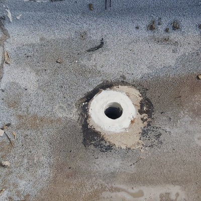 חור ניקוז אטום בחומר איטום על גג