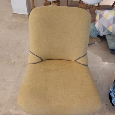 כיסא בד צהוב על רצפת אבן