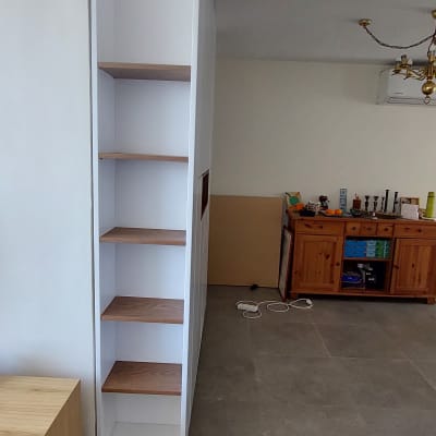 מדף עץ לבן עם מדפים חומים