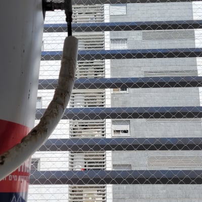 רשת מתכת מותקנת למניעת כניסת יונים