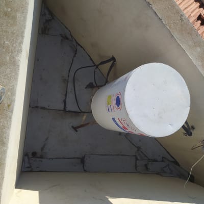 חיבורים אטומים סביב דוד שמש על גג