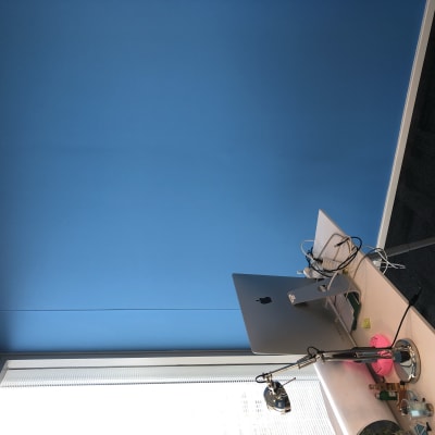 קיר כחול עם שולחן עבודה ומחשב