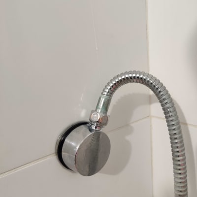 צינור מתכת מחובר לקיר בחדר אמבטיה