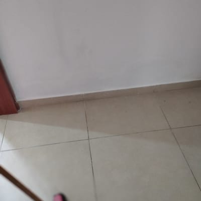 קיר לבן עם סימני לכלוך, רצפת אריחים