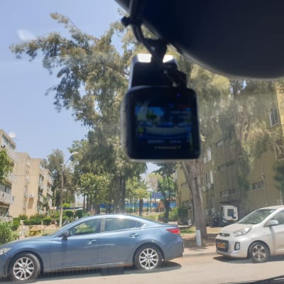 מצלמת רכב מותקנת על שמשת הרכב