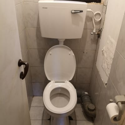 אסלה עם מיכל הדחה וצינור חיבור