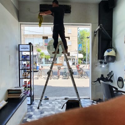 אלון בפעולה