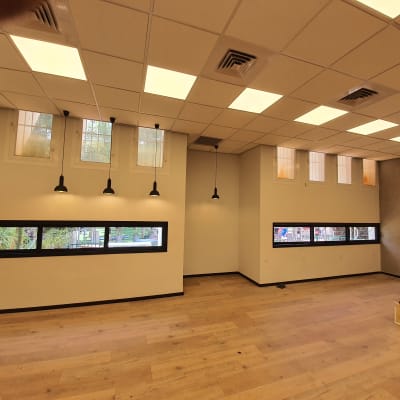 חלונות אלומיניום שחורים בחדר עם תקרה מוארת