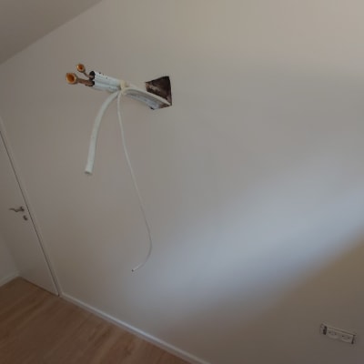 צינורות גז בולטים מקיר גבס לבן