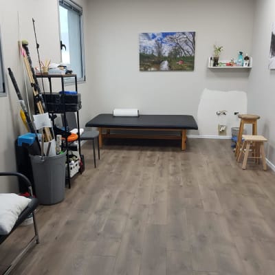 רצפת פרקט עץ בחדר עם קירות בהירים