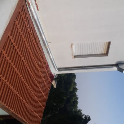 צינור מתכת אטום עם חומר איטום לבן