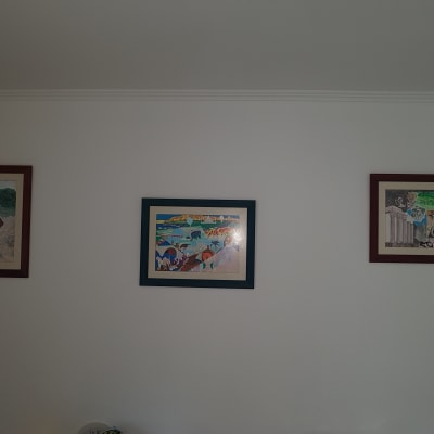 תמונות ממוסגרות תלויות על קיר לבן