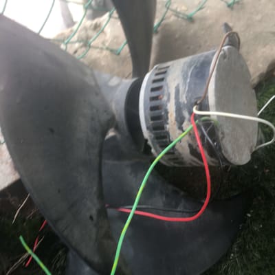 מאוורר מתכת עם חוטים ירוקים ואדומים