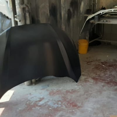 חלקי רכב מפורקים במוסך לתיקון פחחות רכב