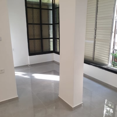 רצפת אריחים אפורה עם חלונות גדולים