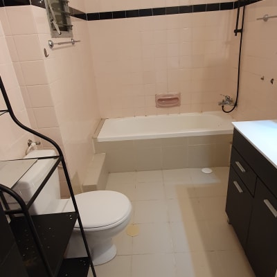 חדר אמבטיה עם אמבטיה, כיור ושירותים