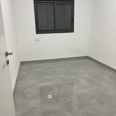 רצפה רטובה עם שלולית מים בחדר ריק