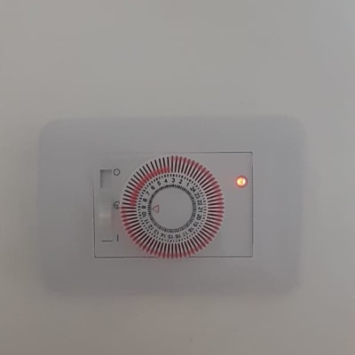 שעון טיימר חשמלי עם נורית חיווי דולקת