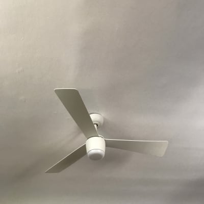 מאוורר תקרה לבן עם שלושה להבים