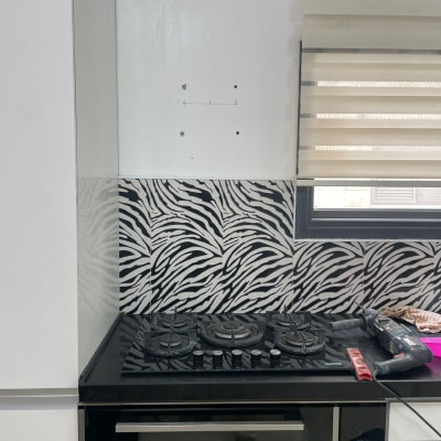 מקדחה מונחת על כיריים במטבח