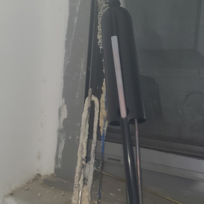 חלקי דוד שמש עם אבנית על צינורות וחיבורים