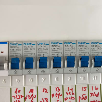 מפסקי חשמל עם כיתוב בעברית ולחצנים כחולים