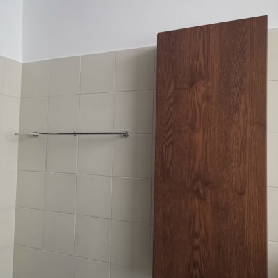 ארון עץ תלוי על קיר עם מתלה מגבות