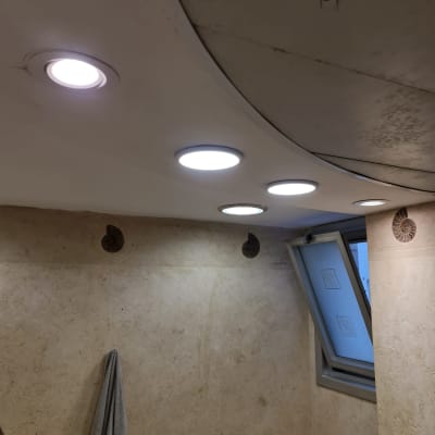 תאורת תקרה עם חמישה פנסים עגולים דולקים