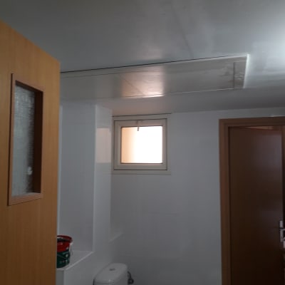 תקרת גבס עם פתחי אוורור בחדר אמבטיה