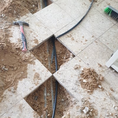 רצפה פתוחה עם צינורות וכלי עבודה