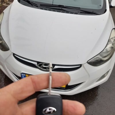 מפתח רכב יונדאי מול מכונית לבנה