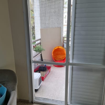 דלת זכוכית הזזה מובילה למרפסת