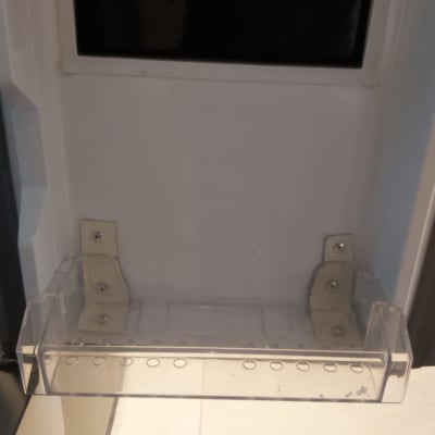 מדף פלסטיק שקוף בדלת מקרר פתוחה