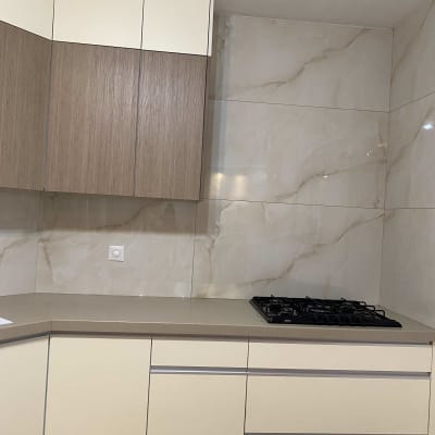 מטבח מודרני עם ארונות עץ וכיריים גז