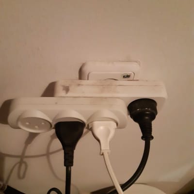 שקע חשמל עם מפצל וכבלים מחוברים