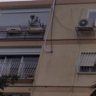 יחידת מזגן חיצונית מותקנת על קיר בניין