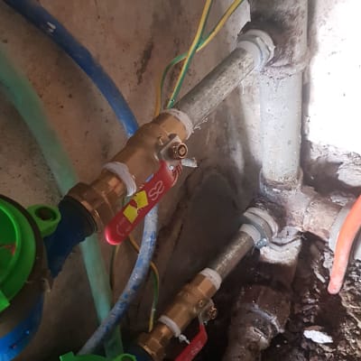 צינורות מים עם ברזים אדומים וירוקים