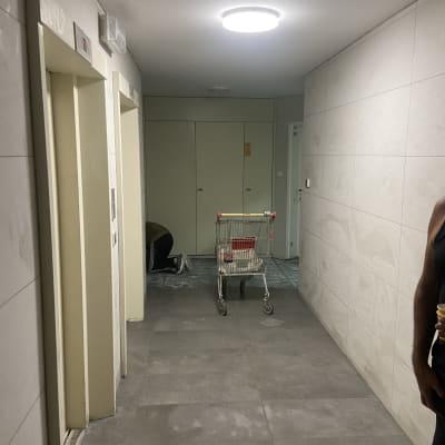 עגלת קניות עם צבעים במסדרון במהלך שיפוץ