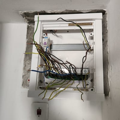 לוח חשמל פתוח עם חוטים חשמליים חשופים