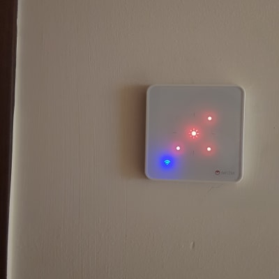 מתג חשמלי עם נורות לד על קיר