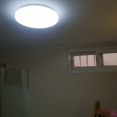 סולם עץ עם כתמי צבע בחדר אמבטיה