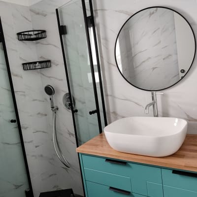 חדר אמבטיה עם כיור חדש ומקלחון זכוכית