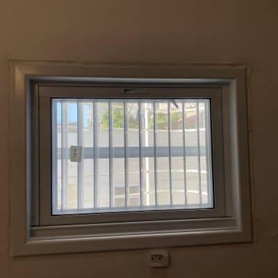 חלון אלומיניום עם סורגים אנכיים