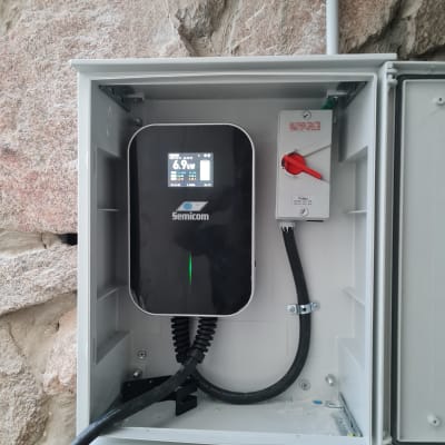 תיבת חשמל פתוחה עם מכשיר מדידה וכבל חשמל