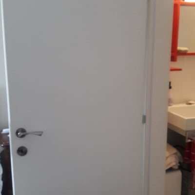 דלת לבנה עם ידית מתכת כסופה