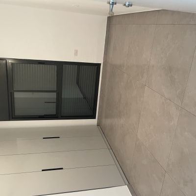 רצפה נקייה עם אריחים גדולים וחלון